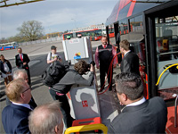 Umweltfreundliche Busse des öffentlichen Stadtverkehrs  tanken Gas in einer neuen Tankstelle