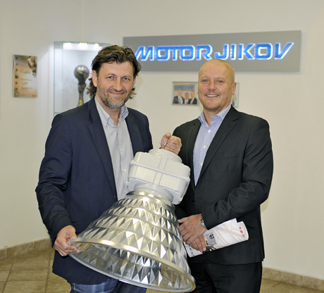 Zleva: Jednatel firmy E-lighting s.r.o. Aleš Kudrlička a předseda představenstva a generální ředitel MOTOR JIKOV Group a.s. Ing. Miroslav Dvořák