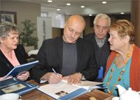 Der Geschäftsführer hat sich mit ehemaligen Mitarbeitern getroffen.