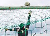 In Trikots und mit Fußballschuhen