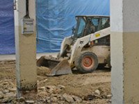 Die Schmelzhalle wurde mit __einem neuen __Boden ausgestattet.