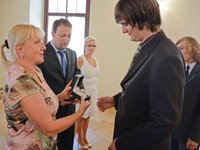 Erfolgreiche Absolventen erhielten Uhren und traten in das Unternehmen ein.