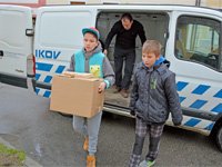 Das Unternehmen hat Schulen Materialien und Werkzeuge für den Unterricht gespendet.