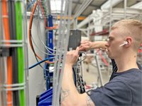 Die Betondachziegel werden von der Linie aus MOTORU JIKOV Fostron a.s. verpackt.