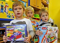 Kindergartenkinder freuen sich über polytechnische Baumaterialien