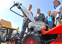 Die Auszeichnung __Goldener Mais__ zieht Besucher zum Stand von __MOTOR JIKOV GREEN a.s.__ an.