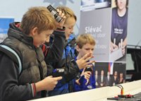 Die Autorennbahn begeistert auf der traditionellen Messe Bildung und Handwerk