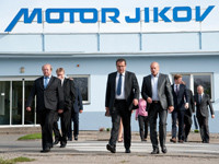 Der Minister für Industrie und Handel Jan Mládek hat die MOTOR JIKOV GROUP Holding besucht