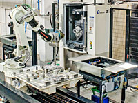 Industrie 4.0 in MOTOR JIKOV: Gussteile werden in Bearbeitungszentren durch Roboter eingelegt