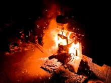 Odlévání tekutého kovu z pece do pánve